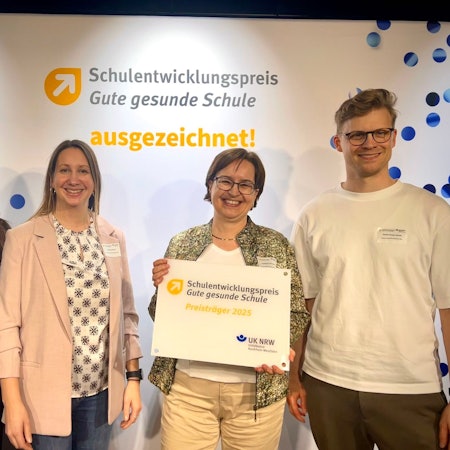 Die Schulleiterin der James-Krüss-Schule (2.v.r.) mit dem Preis.