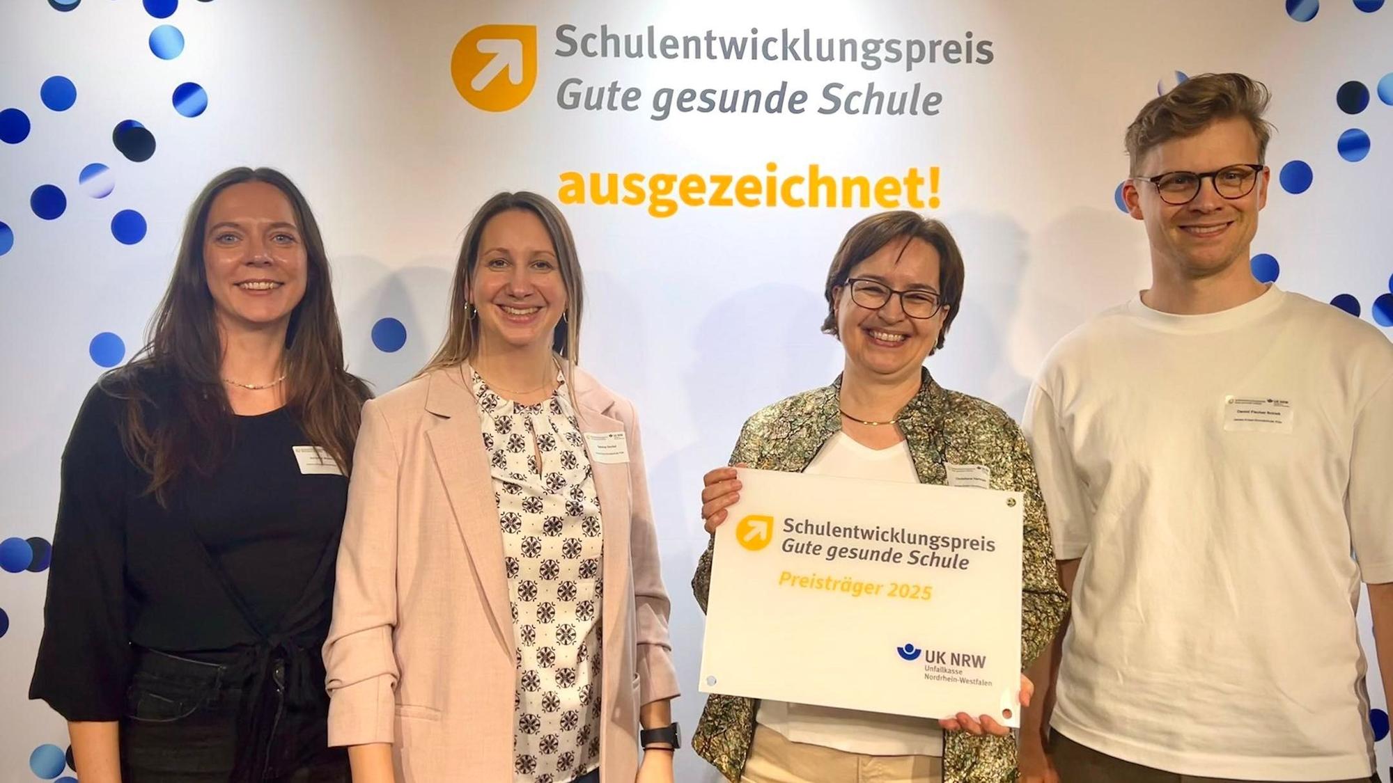 Die Schulleiterin der James-Krüss-Schule (2.v.r.) mit dem Preis.