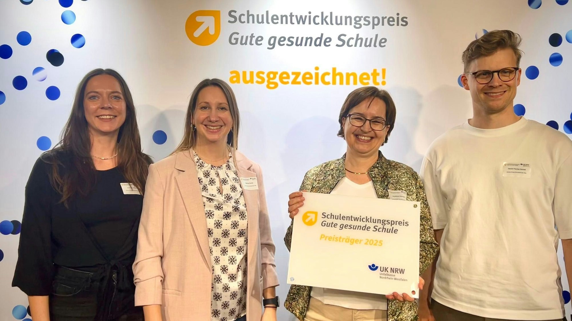 Die Schulleiterin der James-Krüss-Schule (2.v.r.) mit dem Preis.