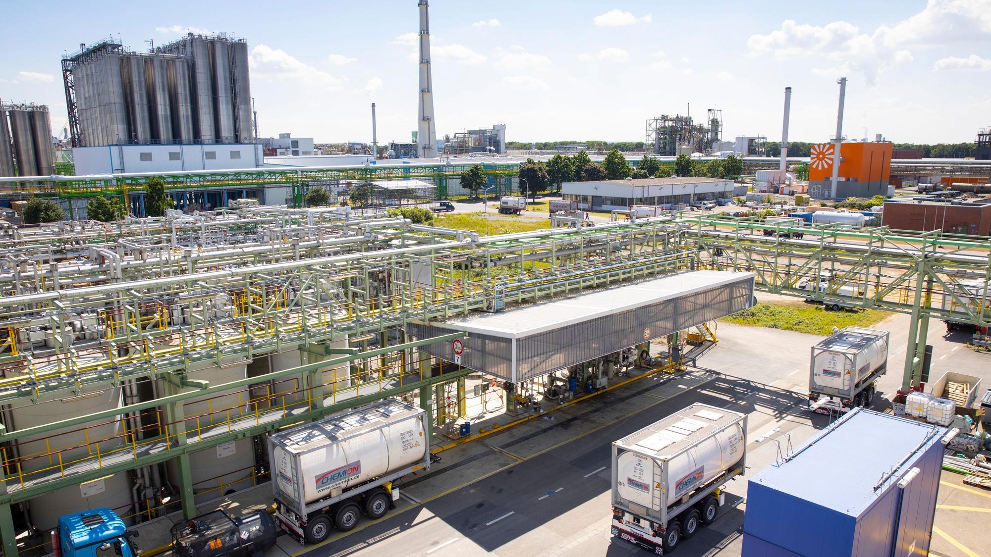 Blick aus erhöhter Position auf das Covestro-Werksgelände in Dormagen