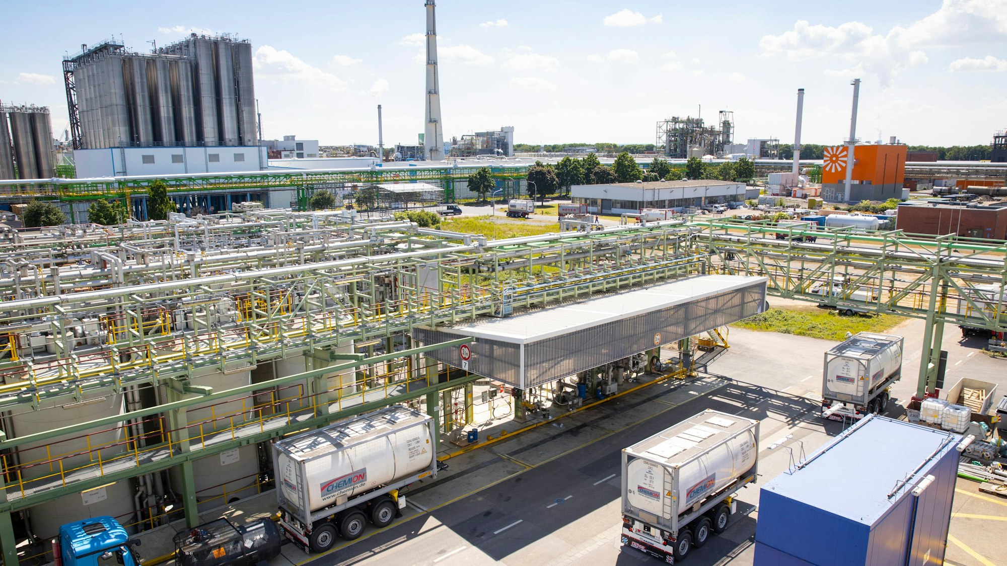 Blick aus erhöhter Position auf das Covestro-Werksgelände in Dormagen