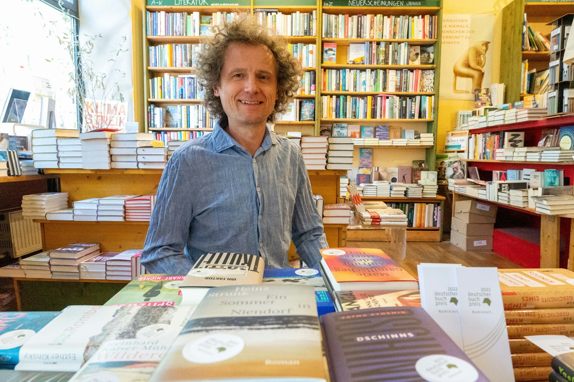 12.09.2022, Köln: Buchhändler Uli Ormanns in seiner Agnes-Buchhandlung.