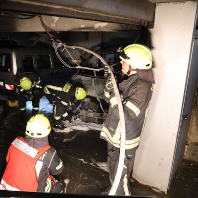 Zu sehen ist ein Tiefgarage, in der es gebrannt hat.