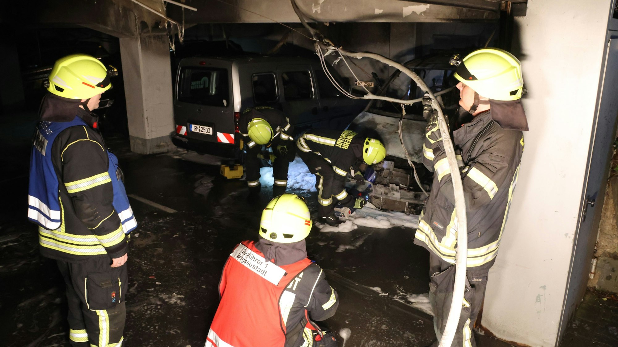 Der Streifenwagen brannte komplett aus.