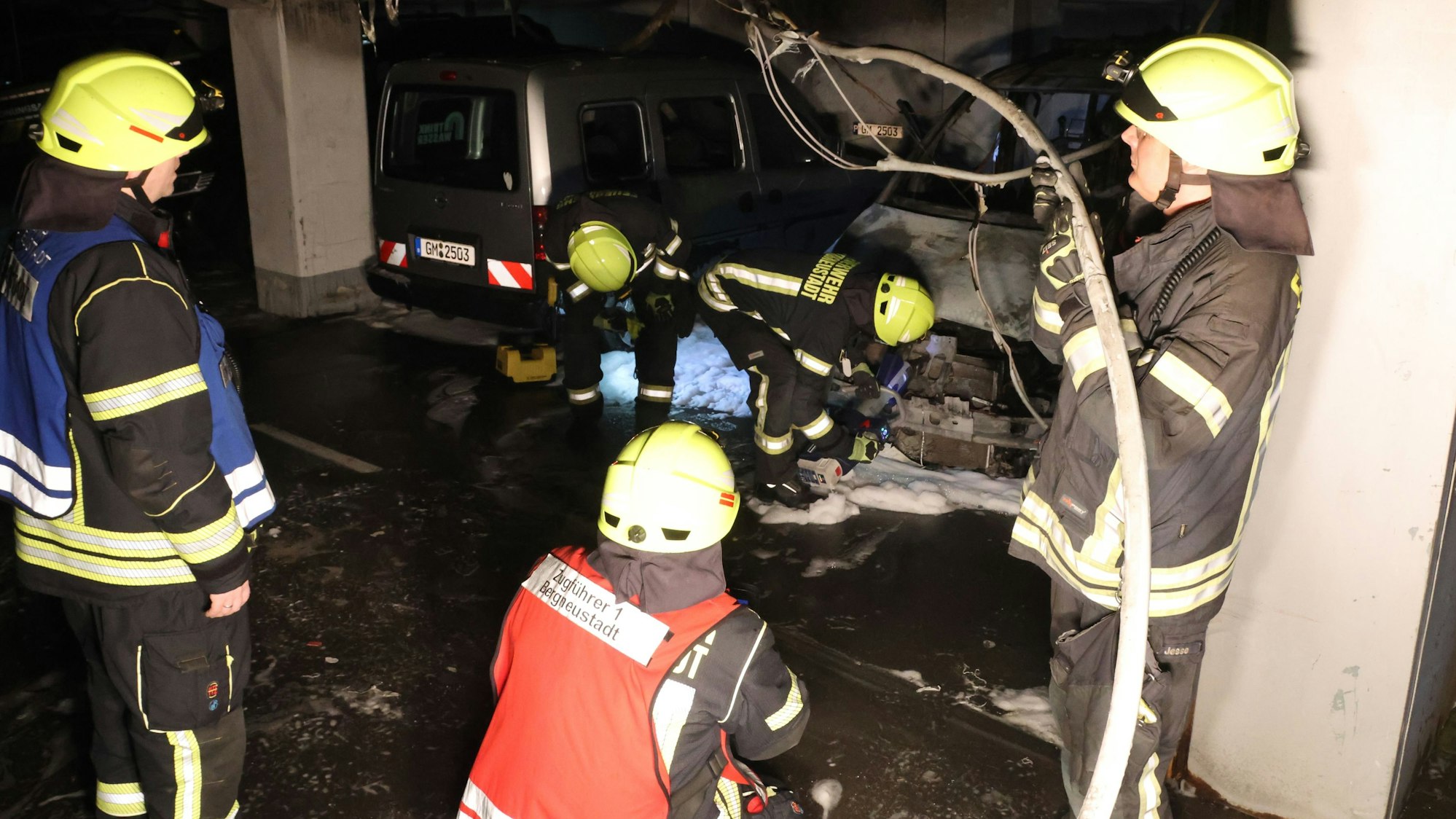 Zu sehen ist ein Tiefgarage, in der es gebrannt hat.