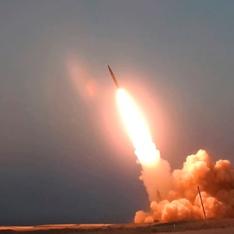 Dieses Bild soll den Start der iranischen Rakete „Märtyrer Hadsch Ghassem“ an einem unbekannten Ort zeigen.