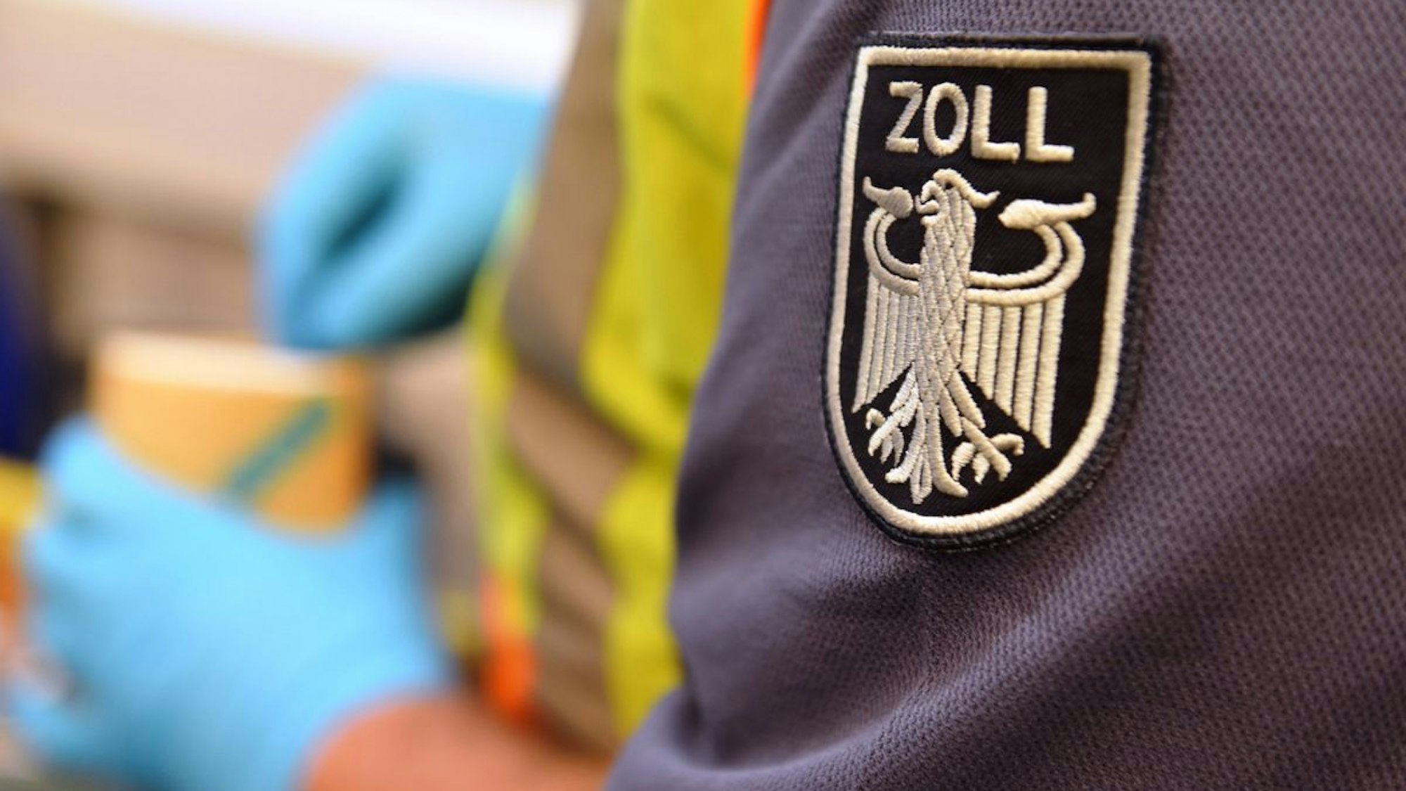 Zollkontrolle im Sonnenstudio in Niederkassel.