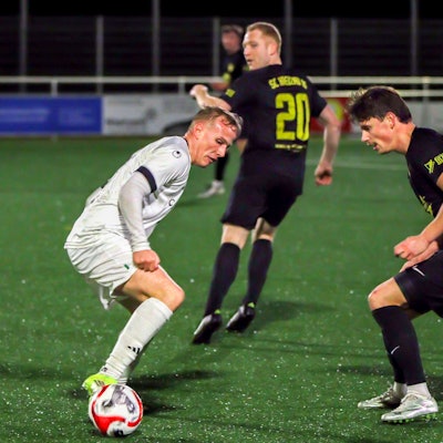 Manuel Macherey hat den Ball und versucht, am Gegner, der ihn beobachtet, vorbeizukommen.