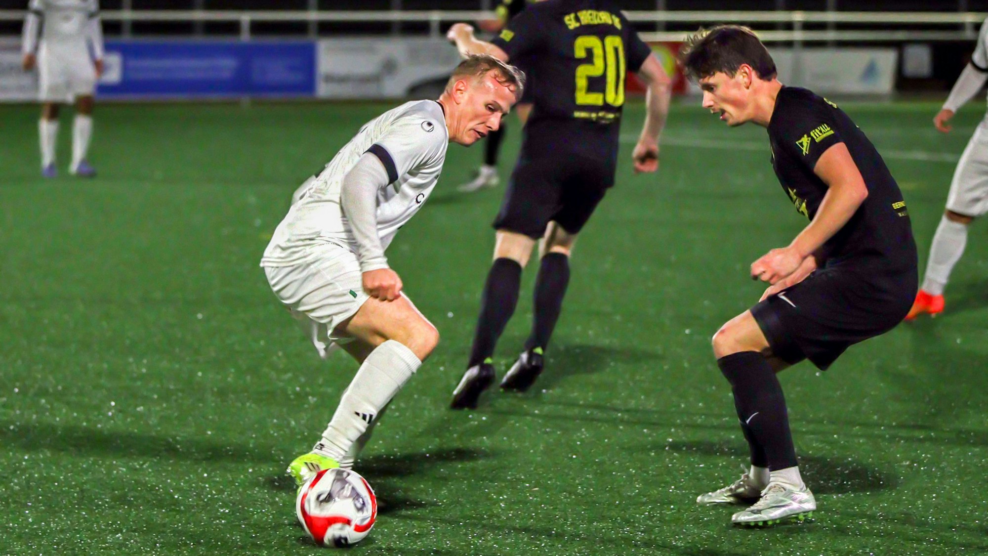 Manuel Macherey hat den Ball und versucht, am Gegner, der ihn beobachtet, vorbeizukommen.