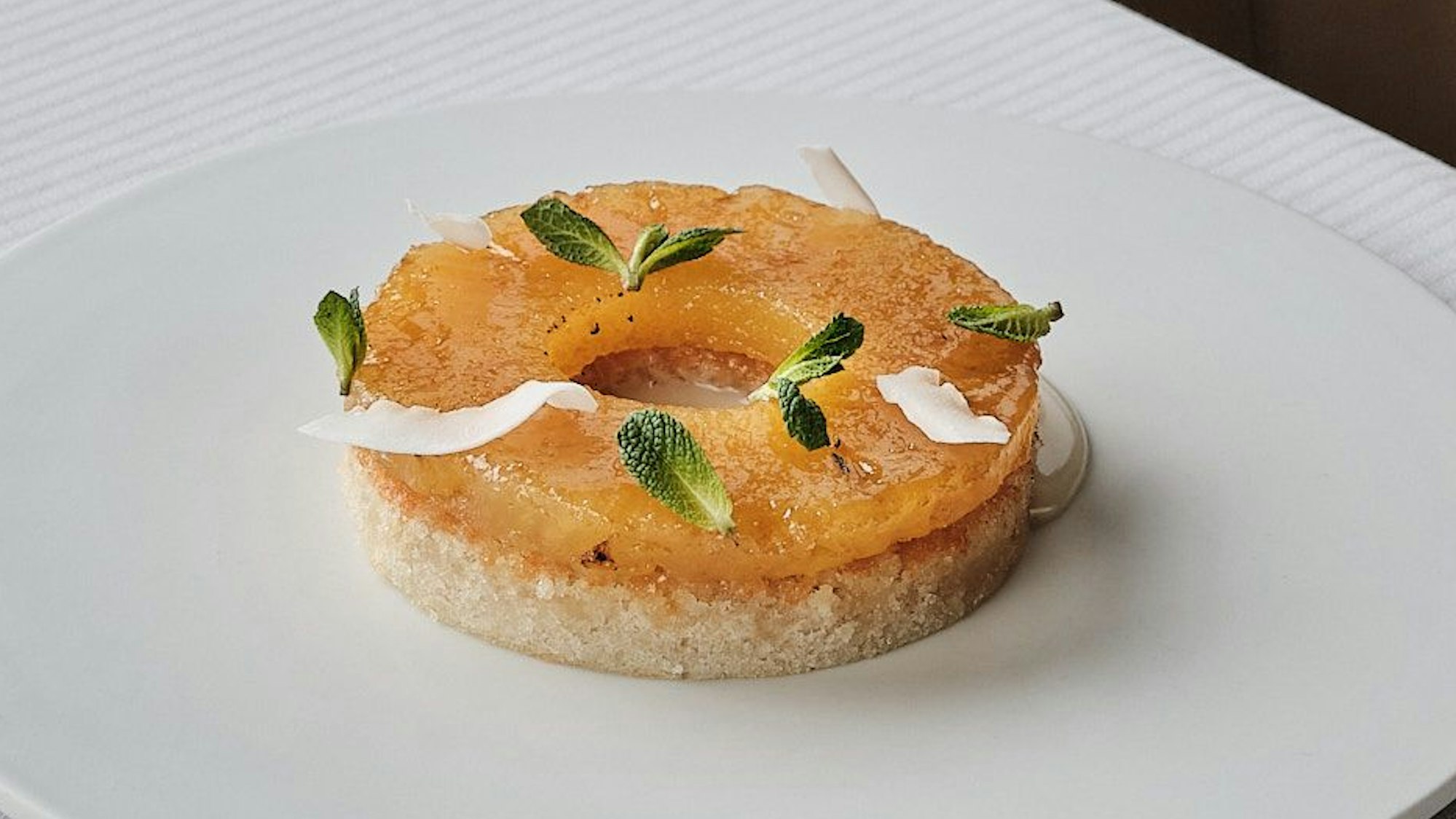 So sieht das Dessert von Larissa Metz aus, Chef-Patissière im Zwei-Sterne-Restaurant Vendôme in Bergisch Gladbach.