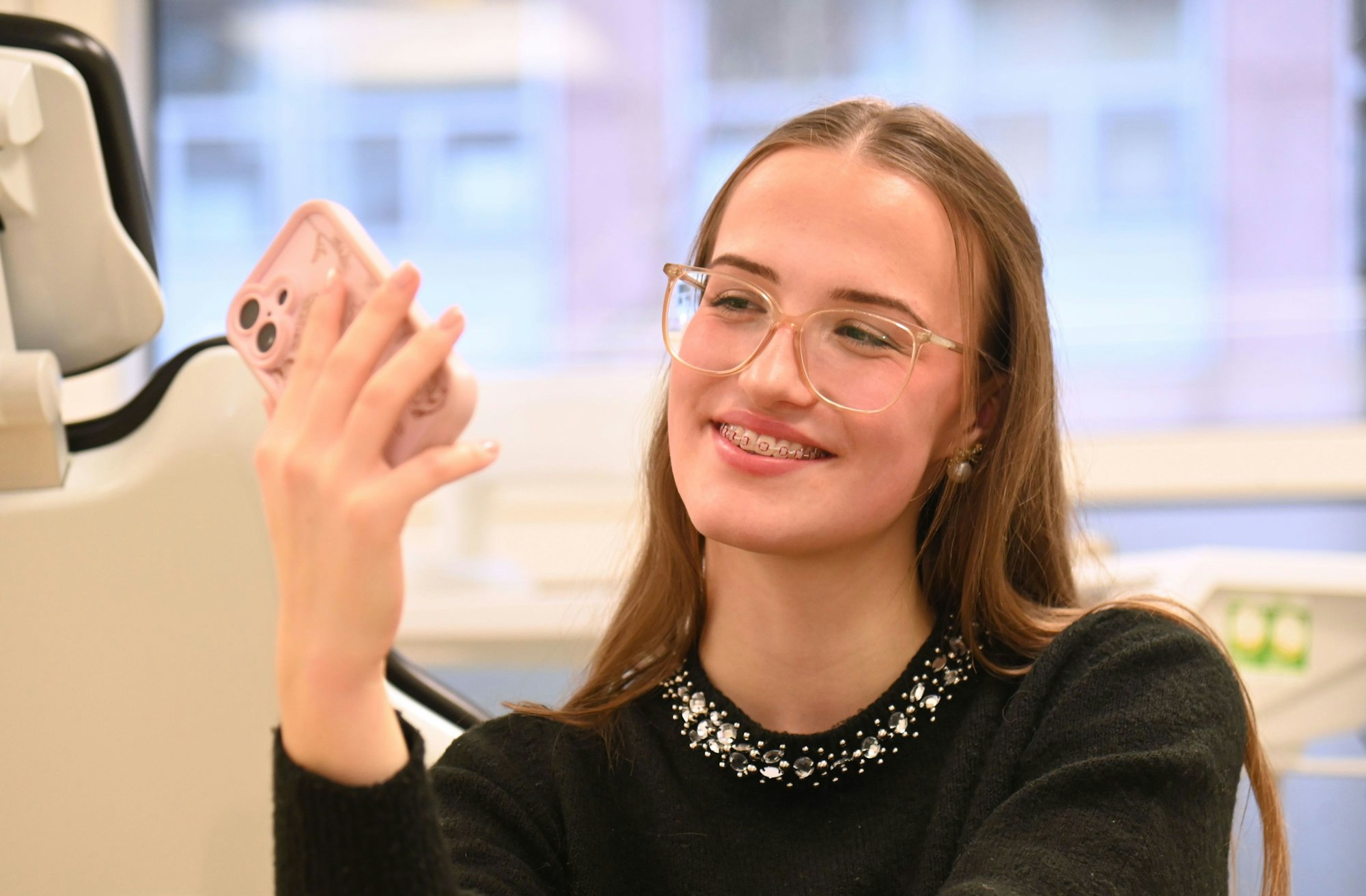 11.03.2026 Köln. Operation bei Fehlbiss. Warum die 18 Jahre alte Hannah wieder unbeschwert lachen kann. Gespräch mit Hannah und Prof. Dr. Dr. Linz.
Foto: Alexander Schwaiger