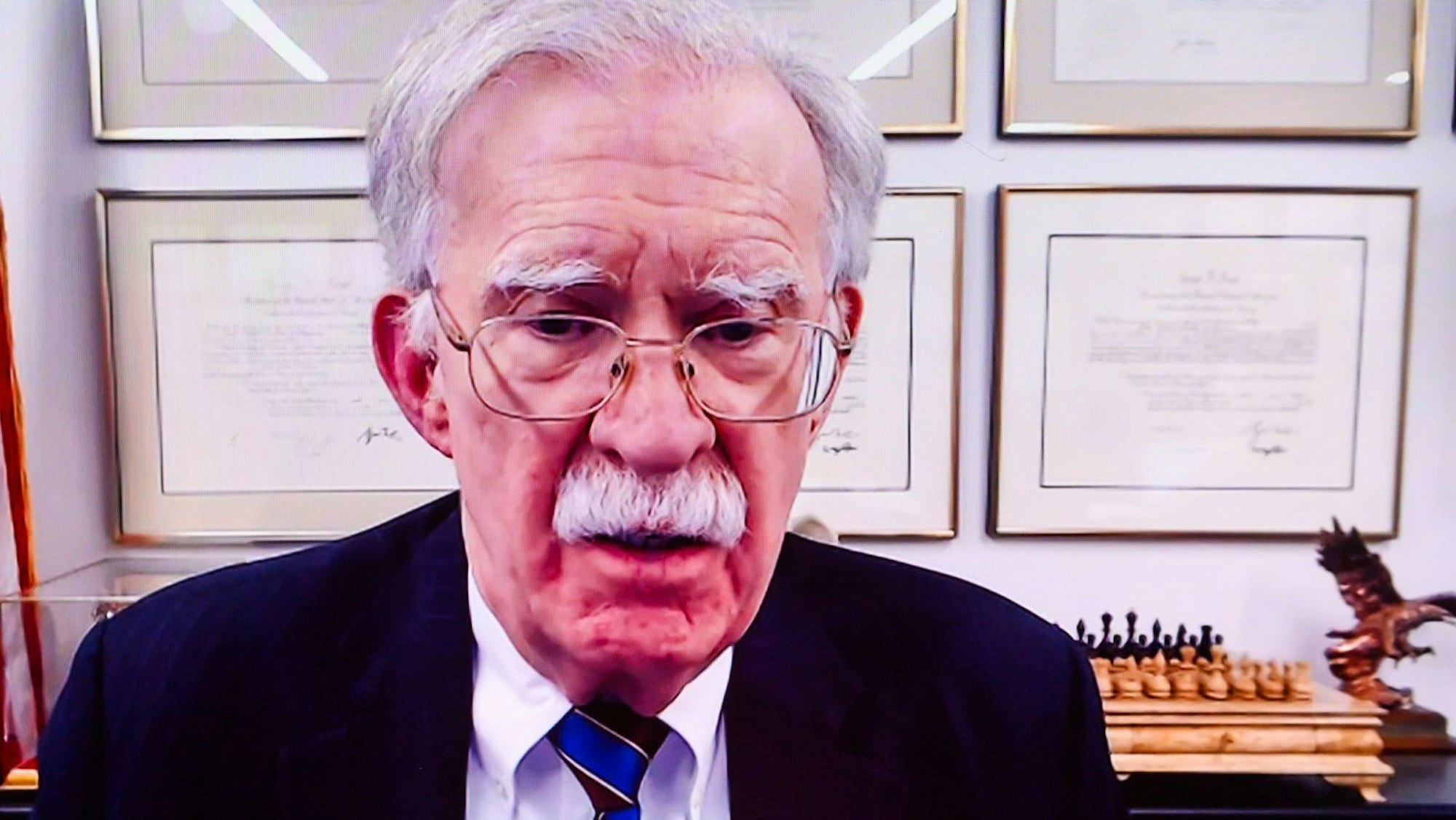Maybrit Illner sprach erneut mit Trumps Ex-Sicherheitsberater John Bolton. (Bild: ZDF/Jule Roehr )