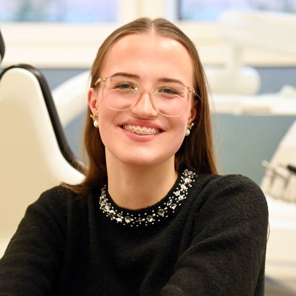 11.03.2026 Köln. Operation bei Fehlbiss. Warum die 18 Jahre alte Hannah wieder unbeschwert lachen kann. Gespräch mit Hannah und Prof. Dr. Dr. Linz.
Foto: Alexander Schwaiger