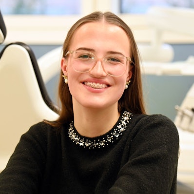 11.03.2026 Köln. Operation bei Fehlbiss. Warum die 18 Jahre alte Hannah wieder unbeschwert lachen kann. Gespräch mit Hannah und Prof. Dr. Dr. Linz.
Foto: Alexander Schwaiger