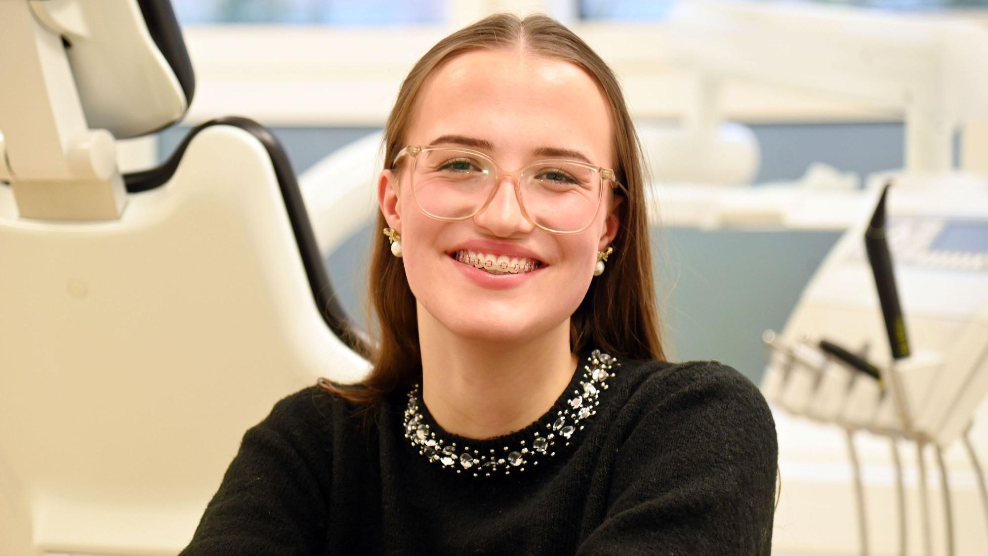 11.03.2026 Köln. Operation bei Fehlbiss. Warum die 18 Jahre alte Hannah wieder unbeschwert lachen kann. Gespräch mit Hannah und Prof. Dr. Dr. Linz.
Foto: Alexander Schwaiger