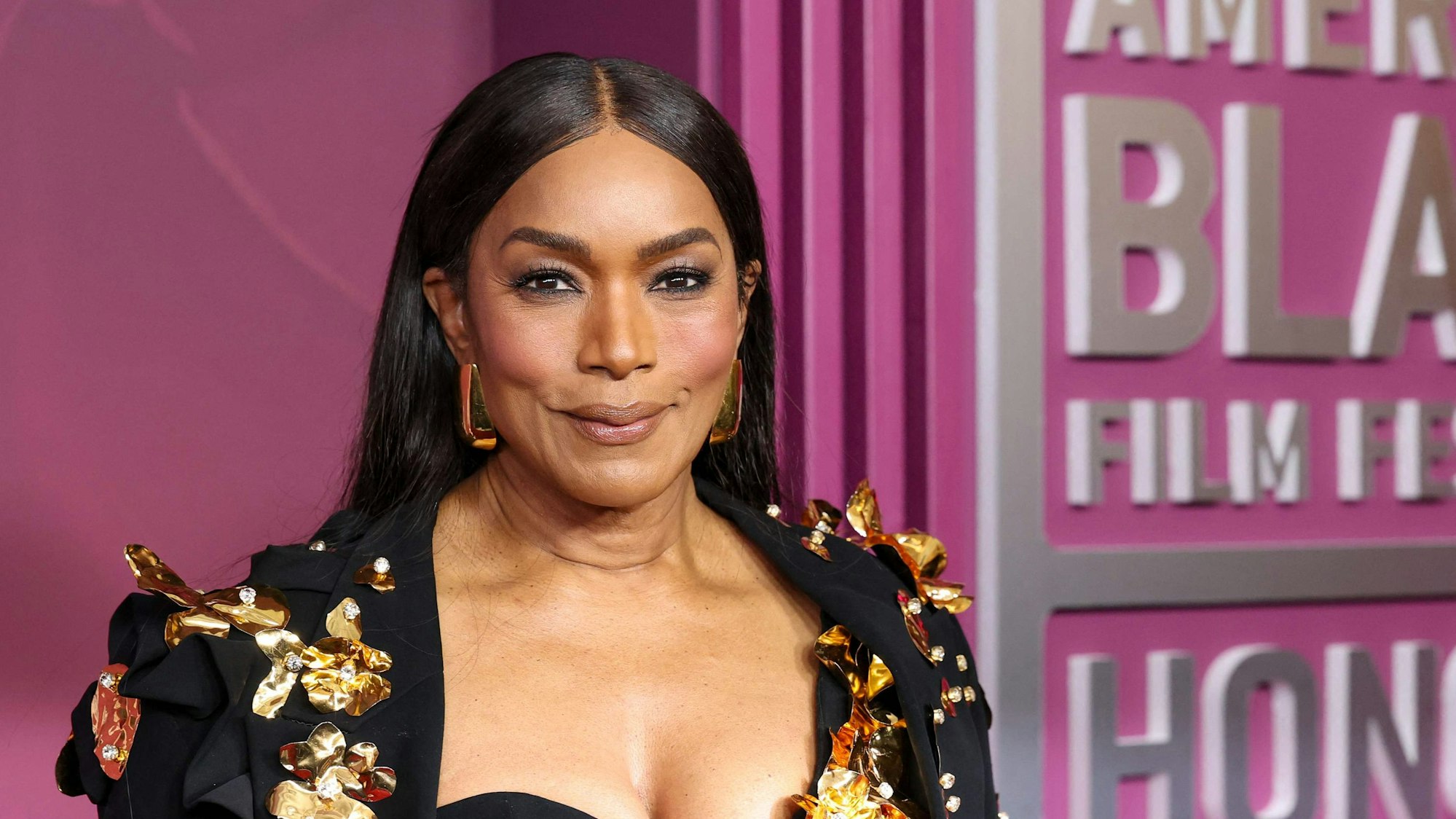 Angela Bassett posiert.