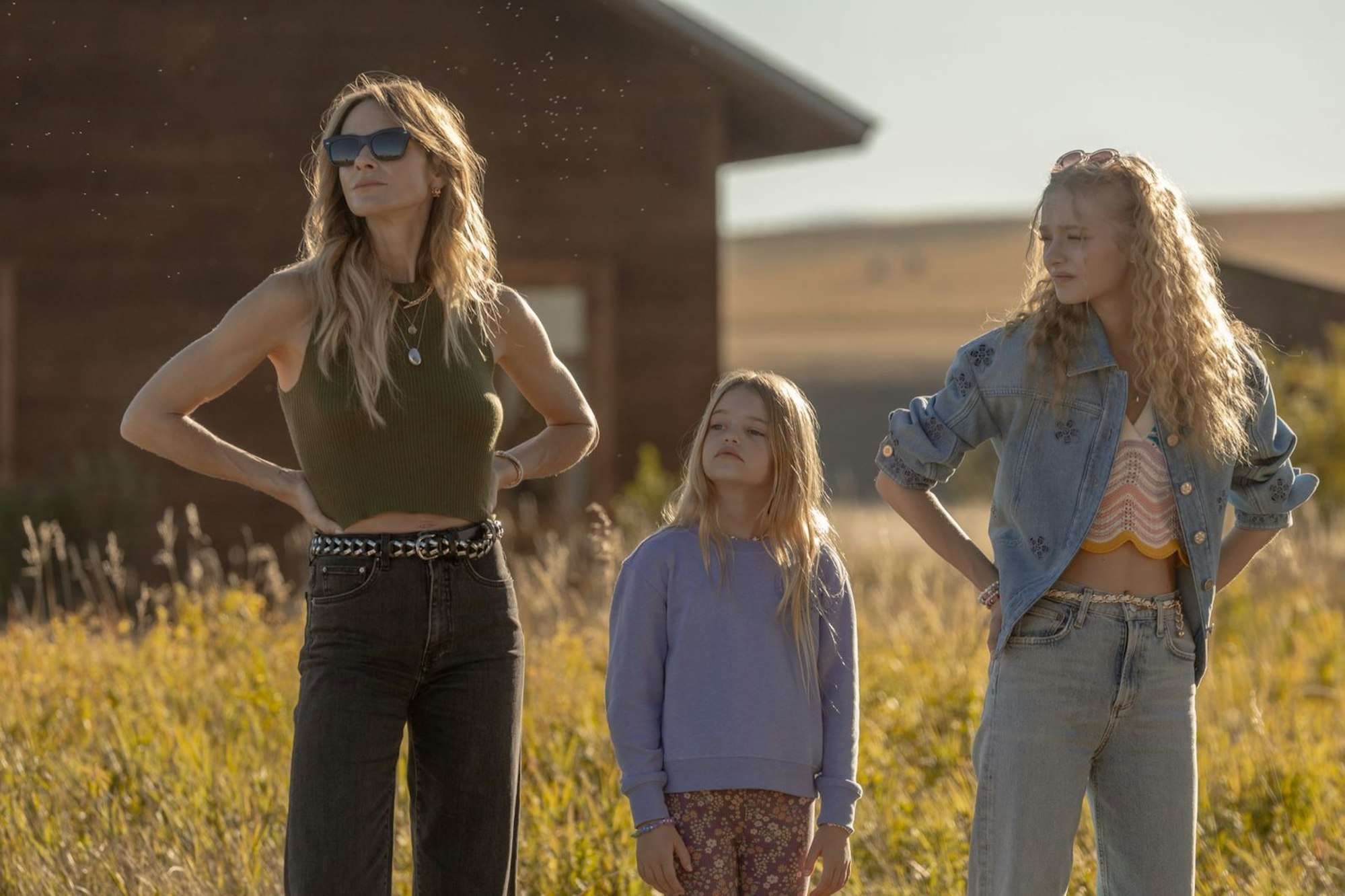 Die älteste Clyburn-Tochter Abigail (Beau Garett, links) erlebt mit ihren Kindern Macy (Alaina Pollack) und Bridgett (Amiah Miller) einen mittleren Kulturschock in Montana. (Bild: Emerson Miller /Paramount + 2026 Viacom International Inc.)