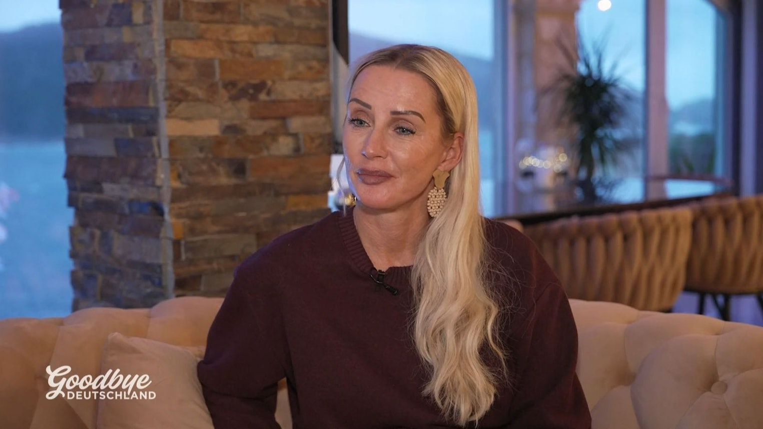 Peggy Jerofke fällt aus allen Wolken, als sie erfährt, wie viel Geld ihr Verlobter Steff heimlich investiert hat. (Bild: RTL)