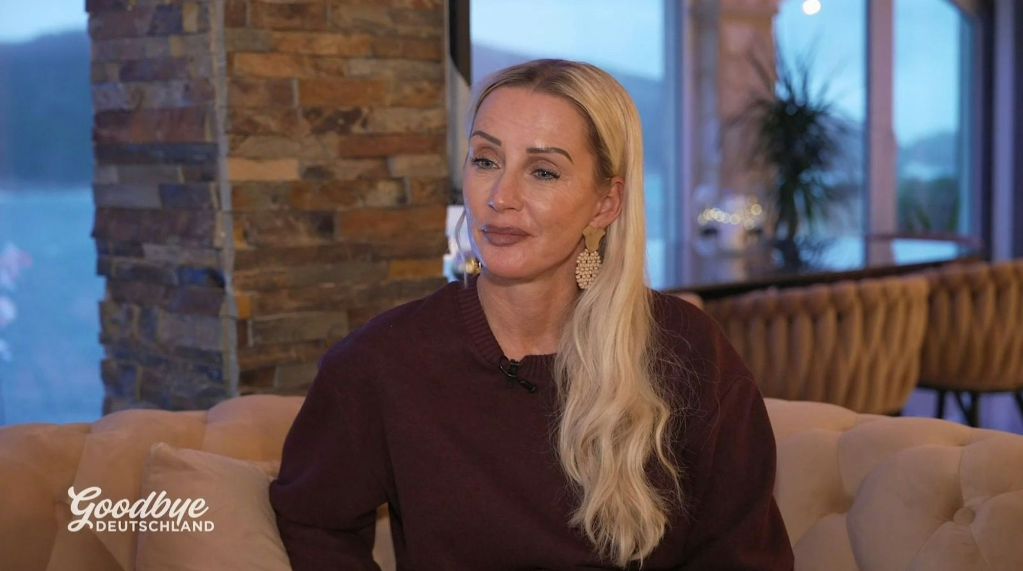 Peggy Jerofke fällt aus allen Wolken, als sie erfährt, wie viel Geld ihr Verlobter Steff heimlich investiert hat. (Bild: RTL)