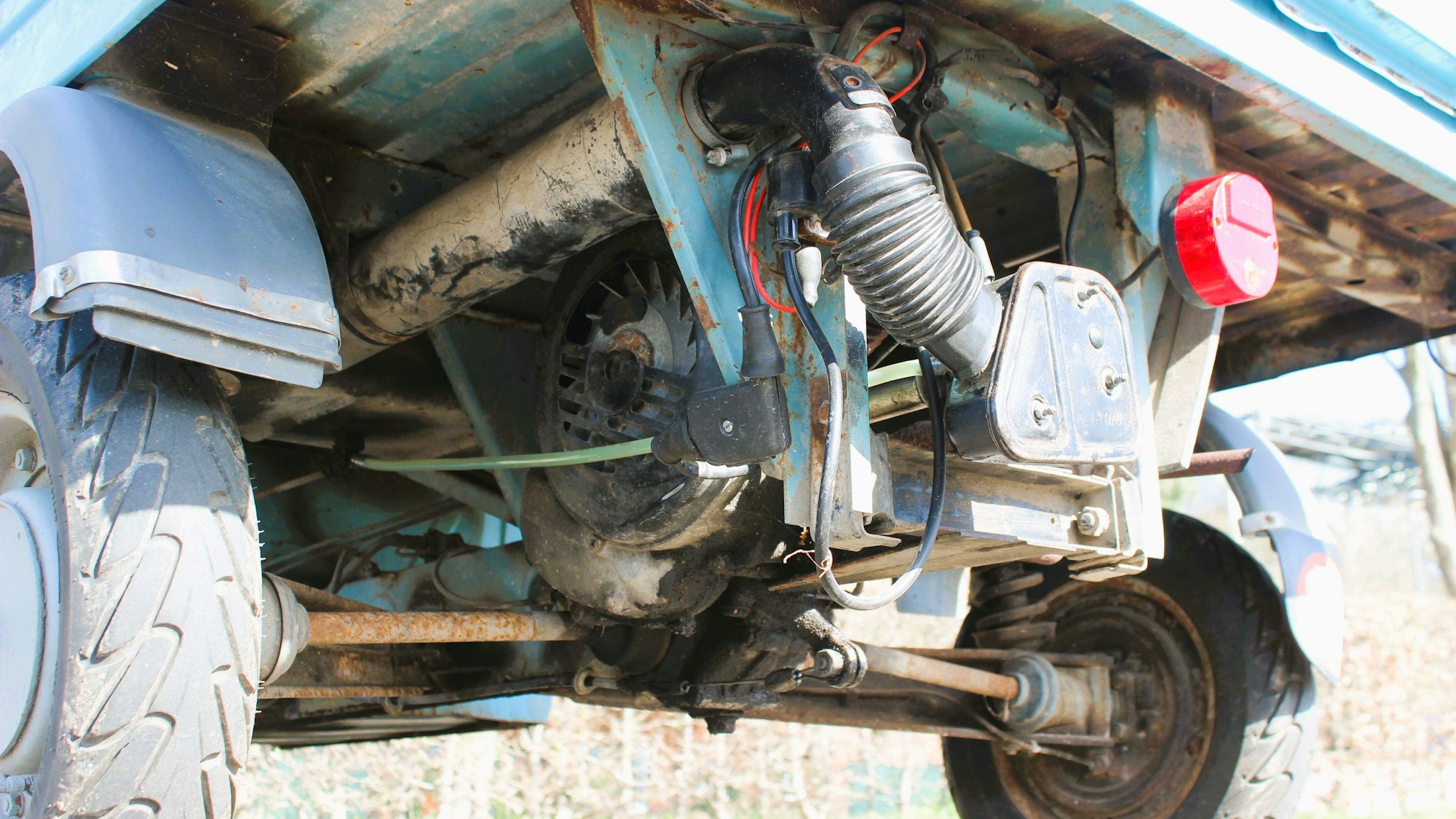 Der winzige Motor arbeitet an der Hinterachse.