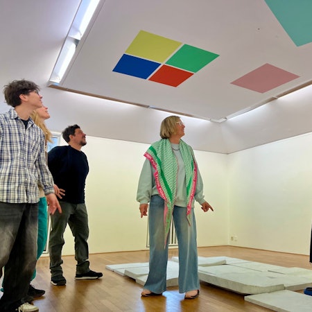 Lucia Riemenschnitter (r) mit Gestaltenden des Naturguts Ophoven im neuen „Mutproberaum“