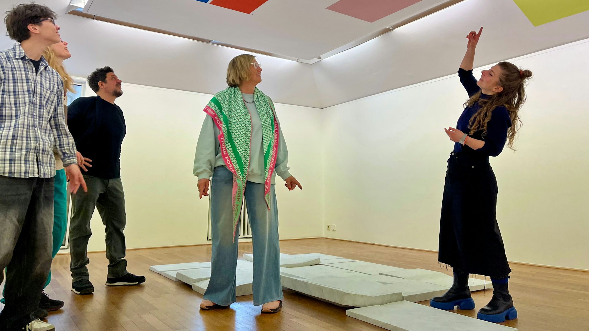 Lucia Riemenschnitter (r) mit Gestaltenden des Naturguts Ophoven im neuen „Mutproberaum“