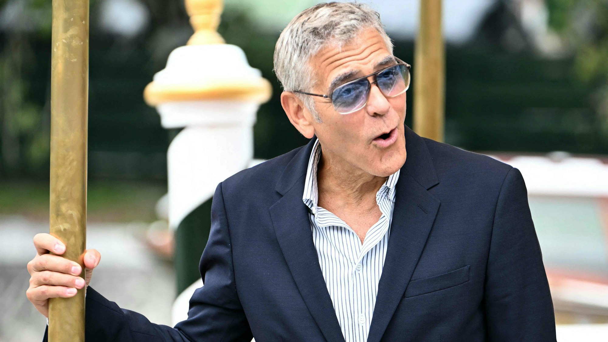 George Clooney macht ein lustiges Gesicht.