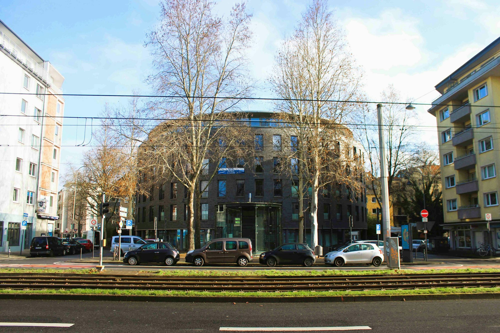 Heute befindet sich auf dem Areal der Fachschule ein moderner Rundbau.