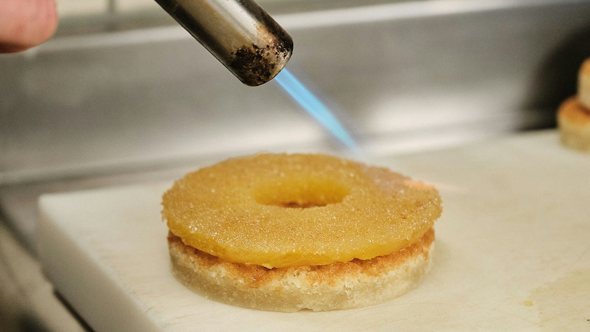 Die Ananas wird flambiert.