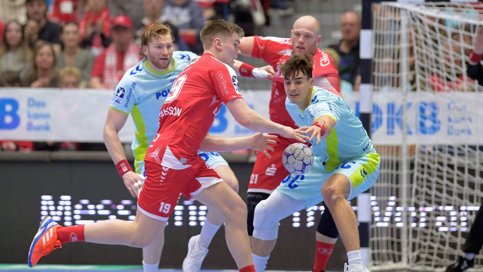 Tom Kiesler und Julian Köster wehren Reynir Thor Stefansson ab.