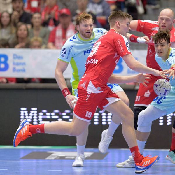 Tom Kiesler und Julian Köster wehren Reynir Thor Stefansson ab.