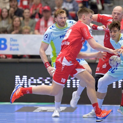 Tom Kiesler und Julian Köster wehren Reynir Thor Stefansson ab.