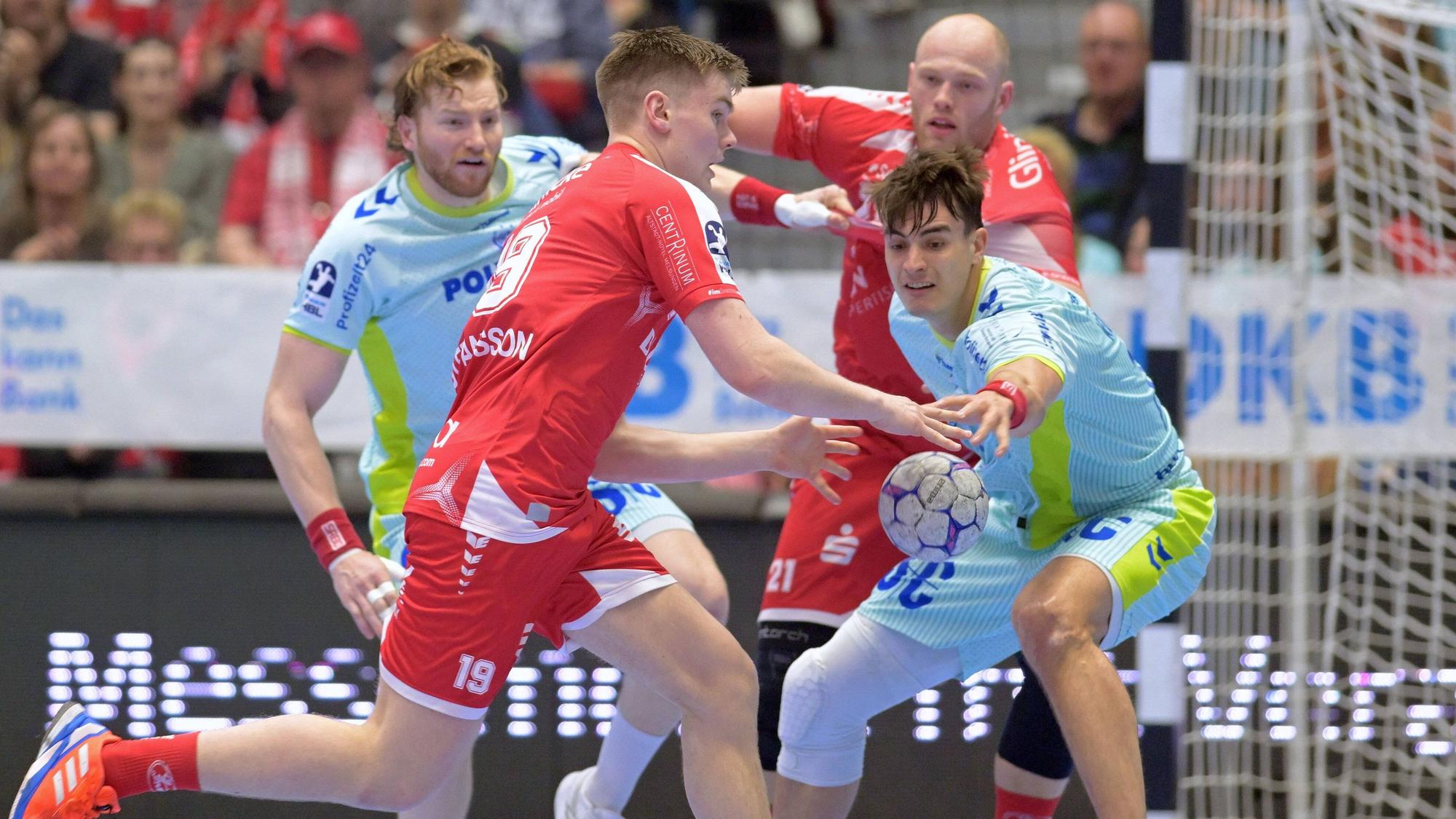 Tom Kiesler und Julian Köster wehren Reynir Thor Stefansson ab.