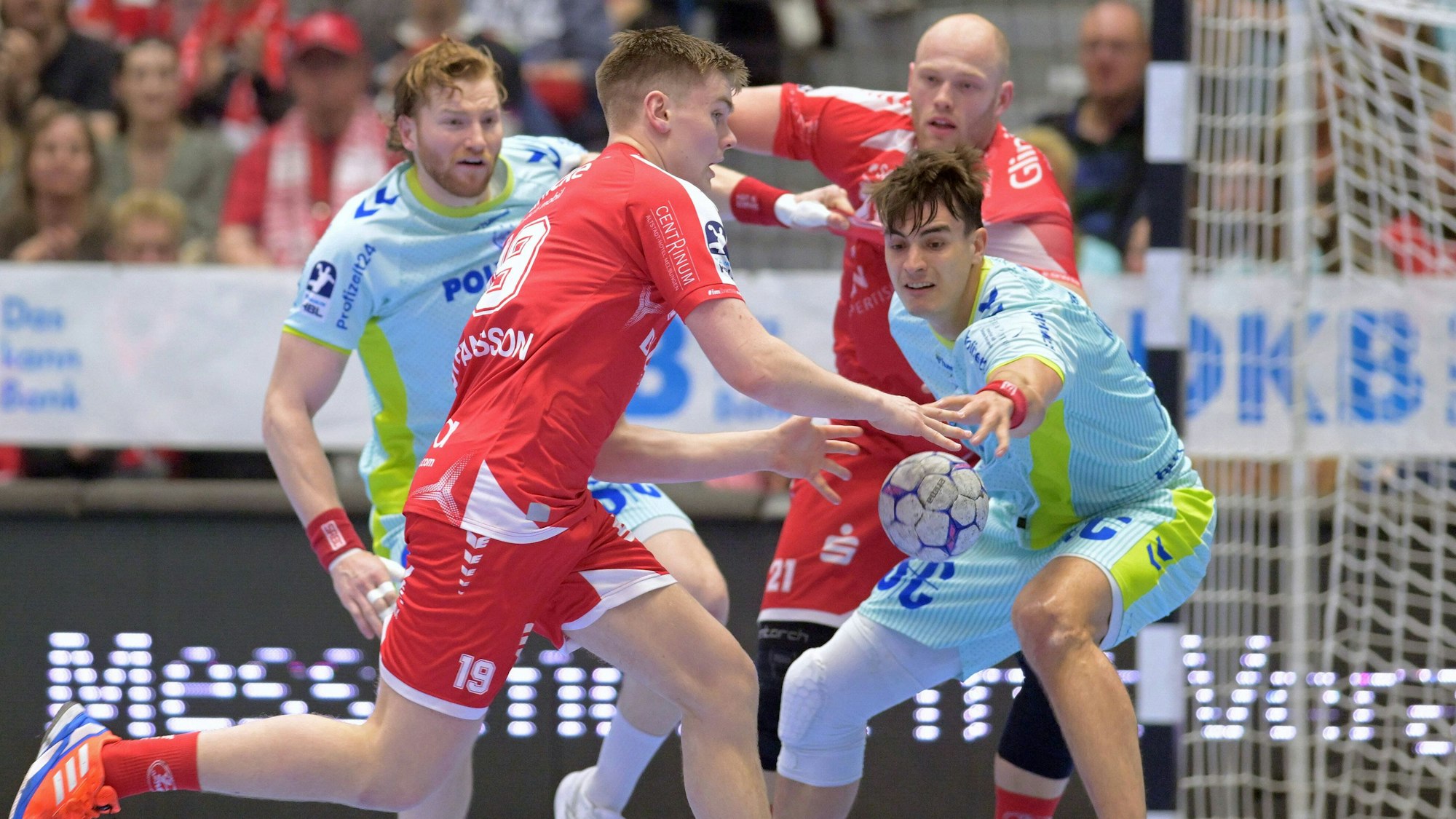 Tom Kiesler und Julian Köster wehren Reynir Thor Stefansson ab.