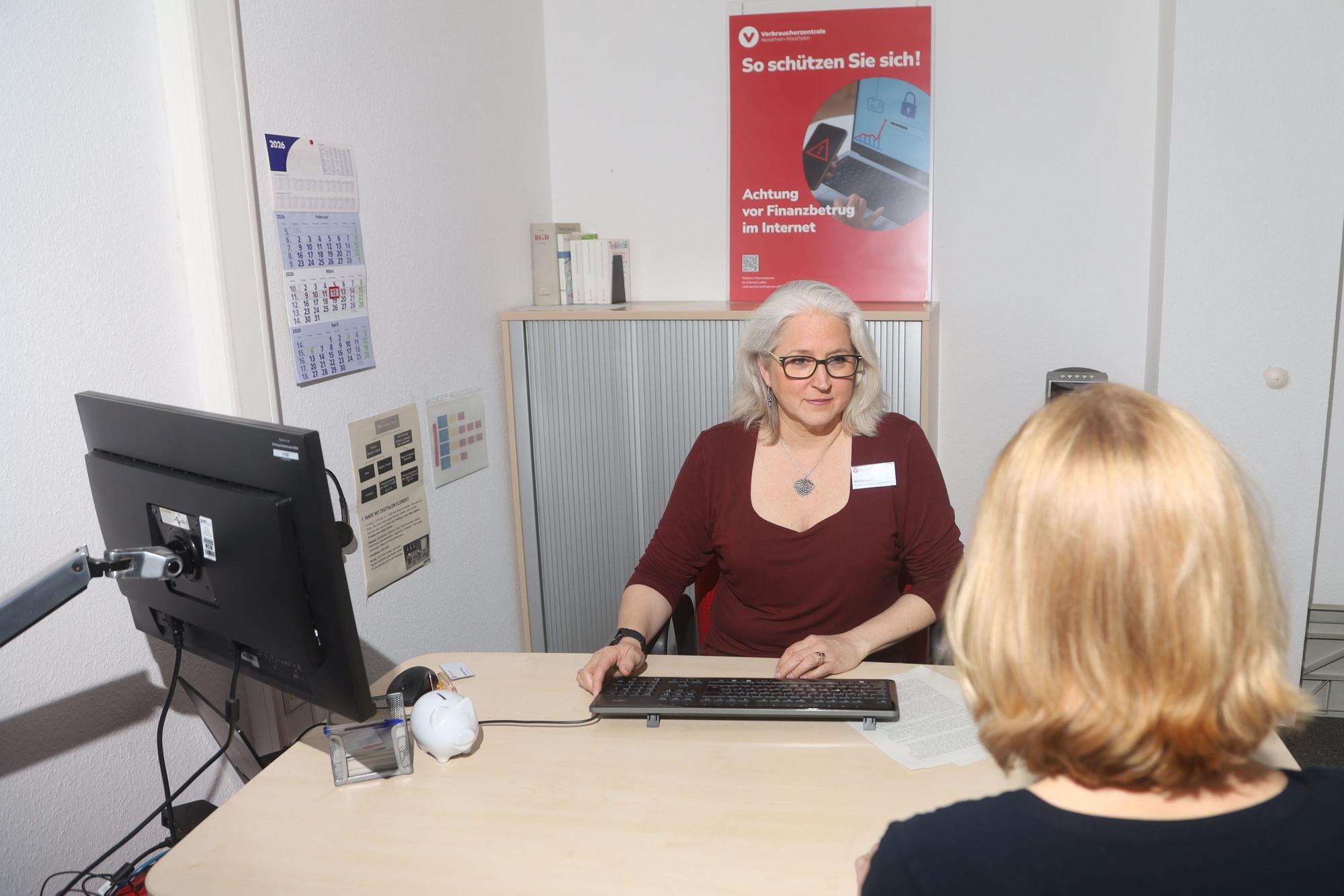 12.03.2026, Köln: Weltverbrauchertag: Die Schuldnerberaterin Kirsten Liske in der Verbraucherzentrale in Köln in einem Beratungsgespräch. Foto: Arton Krasniqi