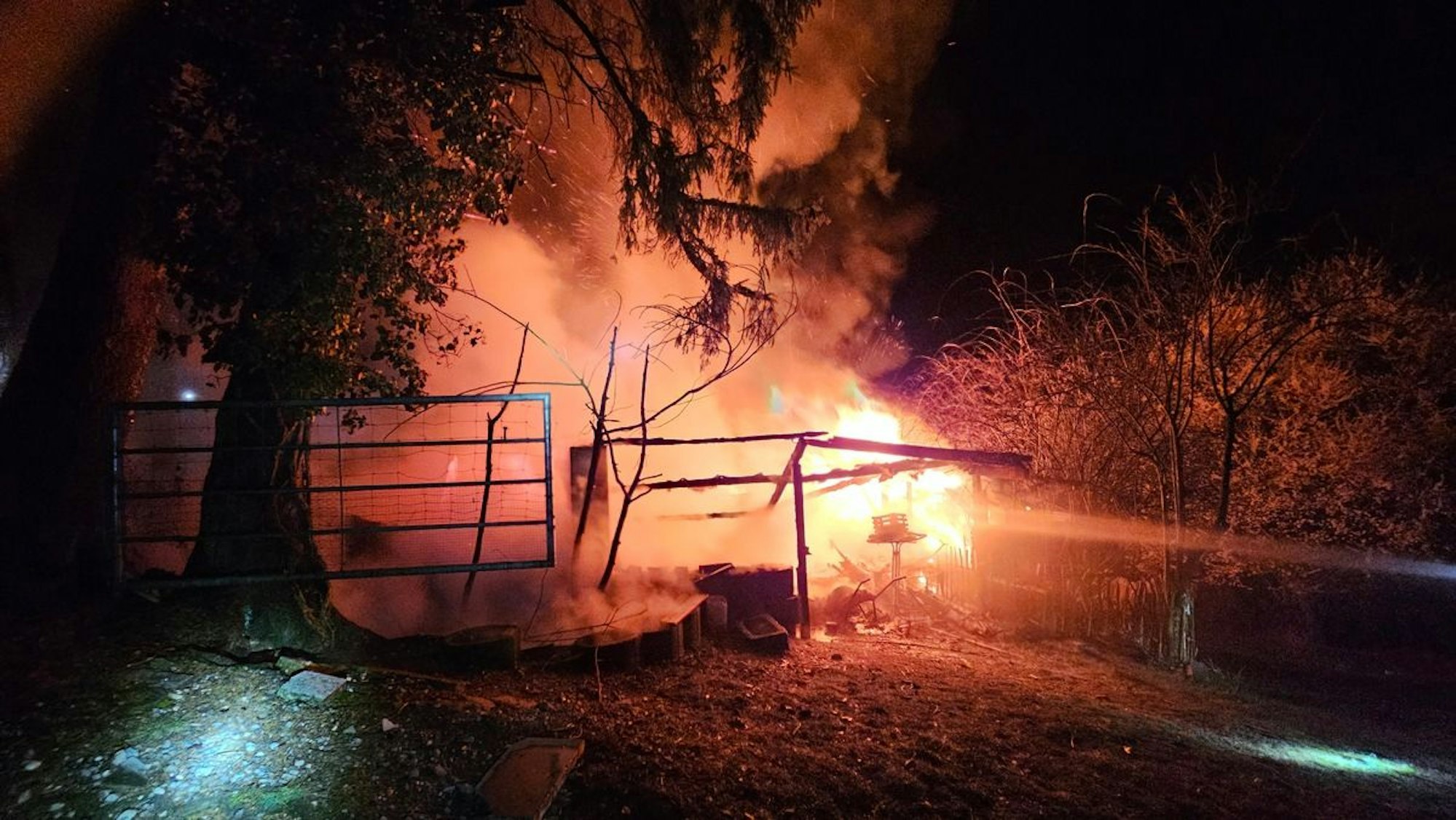 Feuerwehr im Einsatz bei einem Schuppenbrand.