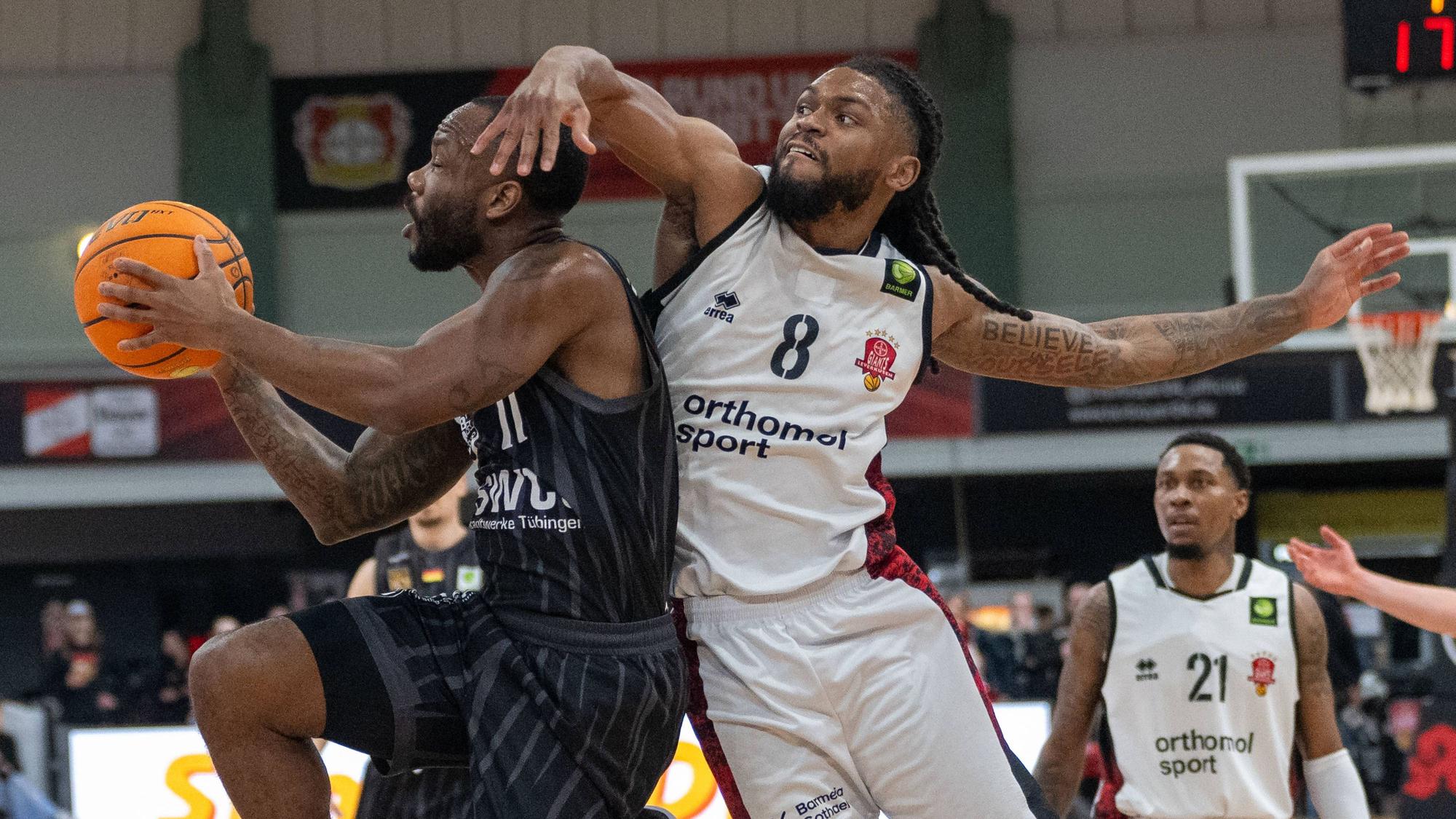 Zweikampf zwischen Jordan Johnson Tigers Tuebingen, 11 und Kobe Langley Bayer Giants Leverkusen, 08. Bayer Giants Leverkusen vs. Tigers Tuebingen, Basketball, Barmer 2. Basketballbundesliga, 24. Spieltag, Saison 2025/2026, 21.02.2026 Bayer Giants Leverkusen vs. Tigers Tuebingen, Basketball, Barmer 2. Basketballbundesliga, Pro A, 24. Spieltag, Saison 2025/2026, 21.02.2026 Leverkusen *** duel between Jordan Johnson Tigers Tuebingen, 11 and Kobe Langley Bayer Giants Leverkusen, 08 Bayer Giants Leverkusen vs Tigers Tuebingen, Basketball, Barmer 2 Basketballbundesliga, 24 Matchday, Season 2025 2026, 21 02 2026 Bayer Giants Leverkusen vs Tigers Tuebingen, Basketball, Barmer 2 Basketballbundesliga, Pro A, 24 Matchday, Season 2025 2026, 21 02 2026 Leverkusen Copyright: xEibner-Pressefoto/ThomasxHaeslerx EP_THR