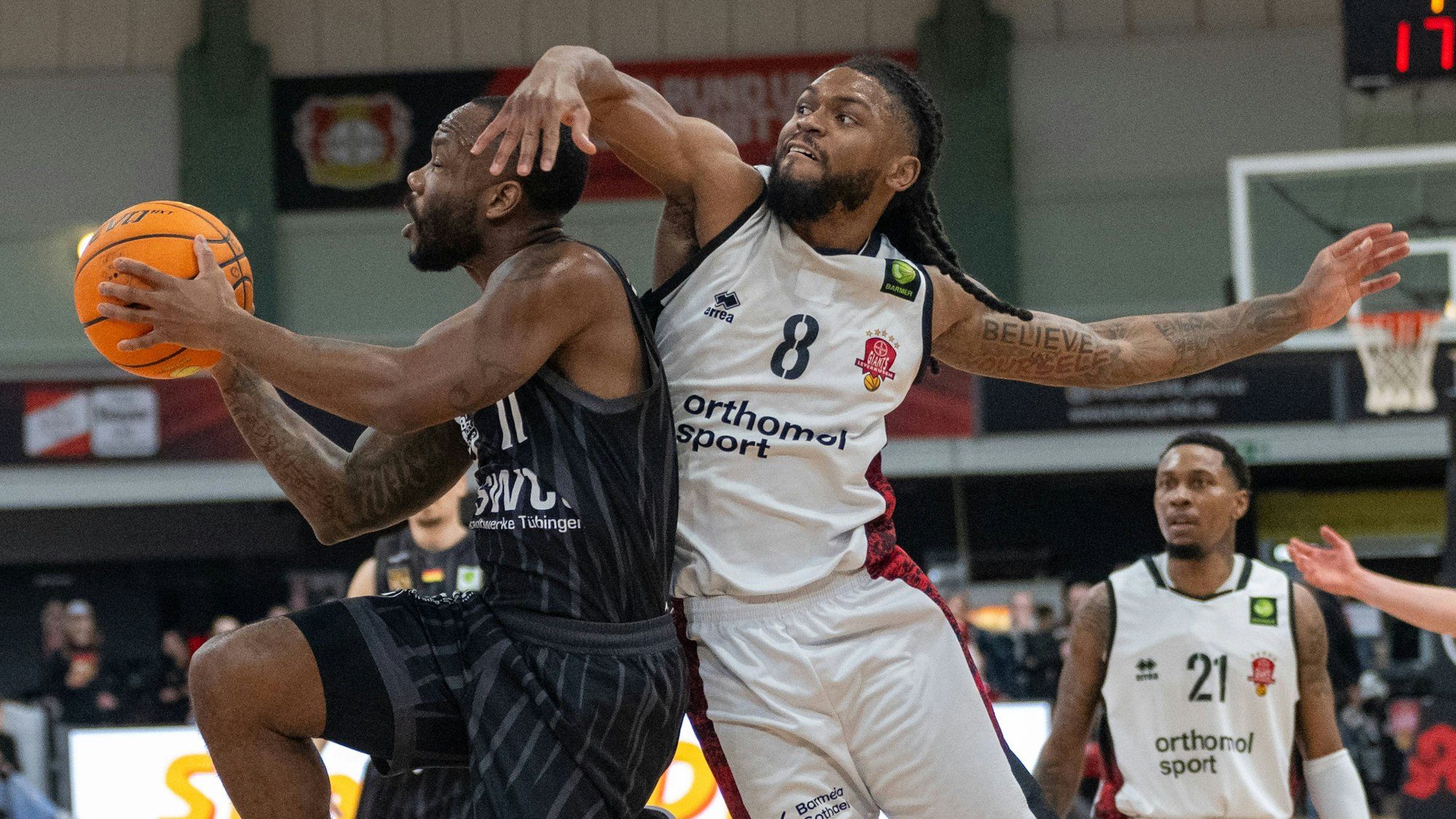 Zweikampf zwischen Jordan Johnson Tigers Tuebingen, 11 und Kobe Langley Bayer Giants Leverkusen, 08. Bayer Giants Leverkusen vs. Tigers Tuebingen, Basketball, Barmer 2. Basketballbundesliga, 24. Spieltag, Saison 2025/2026, 21.02.2026 Bayer Giants Leverkusen vs. Tigers Tuebingen, Basketball, Barmer 2. Basketballbundesliga, Pro A, 24. Spieltag, Saison 2025/2026, 21.02.2026 Leverkusen *** duel between Jordan Johnson Tigers Tuebingen, 11 and Kobe Langley Bayer Giants Leverkusen, 08 Bayer Giants Leverkusen vs Tigers Tuebingen, Basketball, Barmer 2 Basketballbundesliga, 24 Matchday, Season 2025 2026, 21 02 2026 Bayer Giants Leverkusen vs Tigers Tuebingen, Basketball, Barmer 2 Basketballbundesliga, Pro A, 24 Matchday, Season 2025 2026, 21 02 2026 Leverkusen Copyright: xEibner-Pressefoto/ThomasxHaeslerx EP_THR