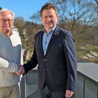Mit 67 Jahren absolviert Andreas Kreft (links) ein sechswöchiges Praktikum im Rathaus der Stadt Wiehl. Bürgermeister Ulrich Stücker hieß ihn herzlich willkommen und lobte das Engagement des Oberwiehlers.