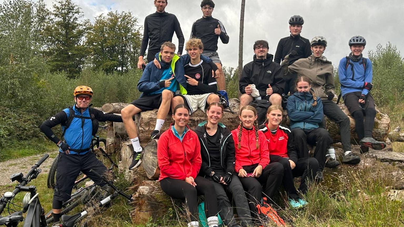 Gruppenbild mit Schülerinnen und Schülern und ihren Fahrrädern