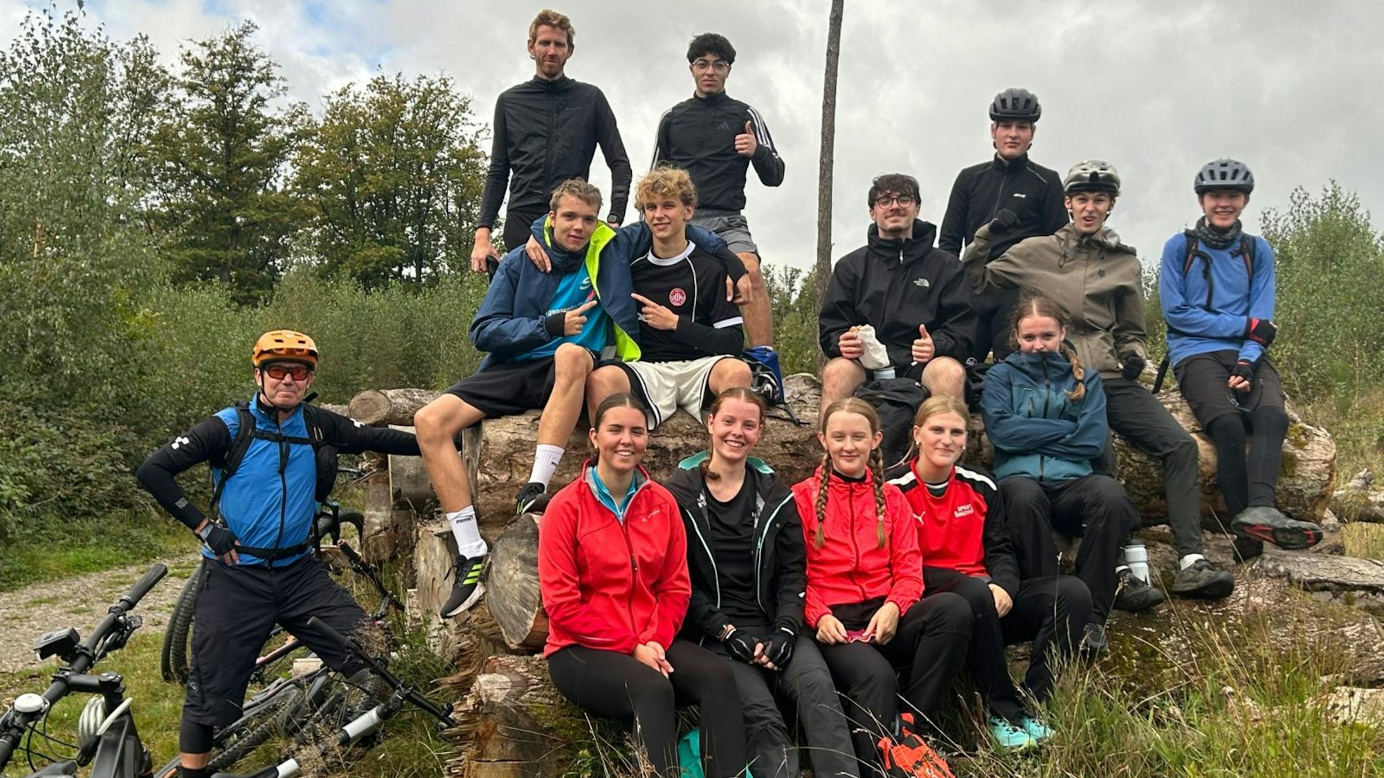 Gruppenbild mit Schülerinnen und Schülern und ihren Fahrrädern