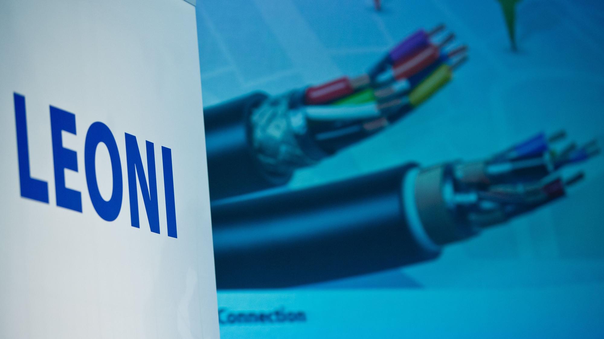 Logo des Kabel-Herstellers Leoni AG. Im Hintergrund Kabelbünde des Unternehmens