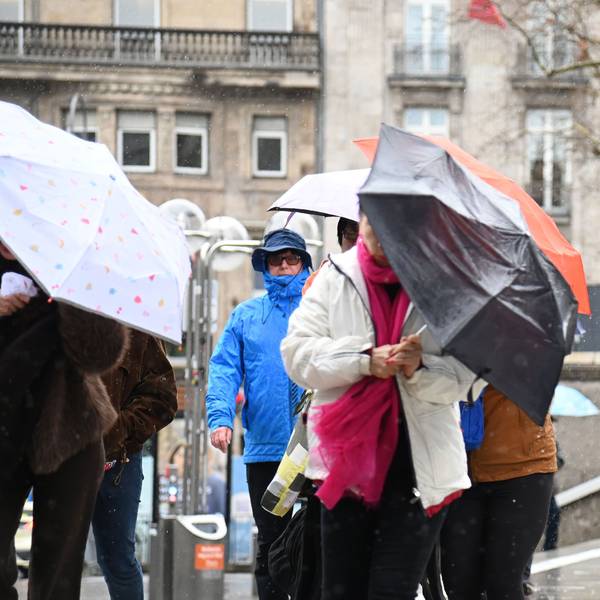 Menschen schützen sich auf der Domplatte in Köln vor Regen und Wind. (Archivfoto)