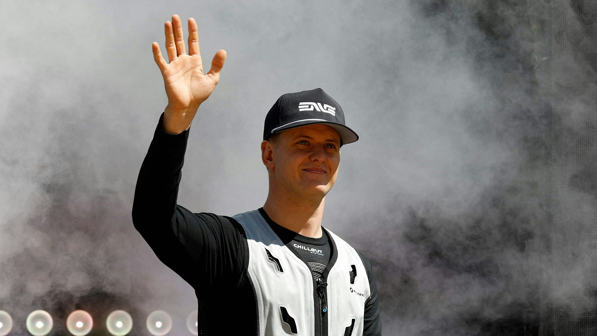 Mick Schumacher winkt.