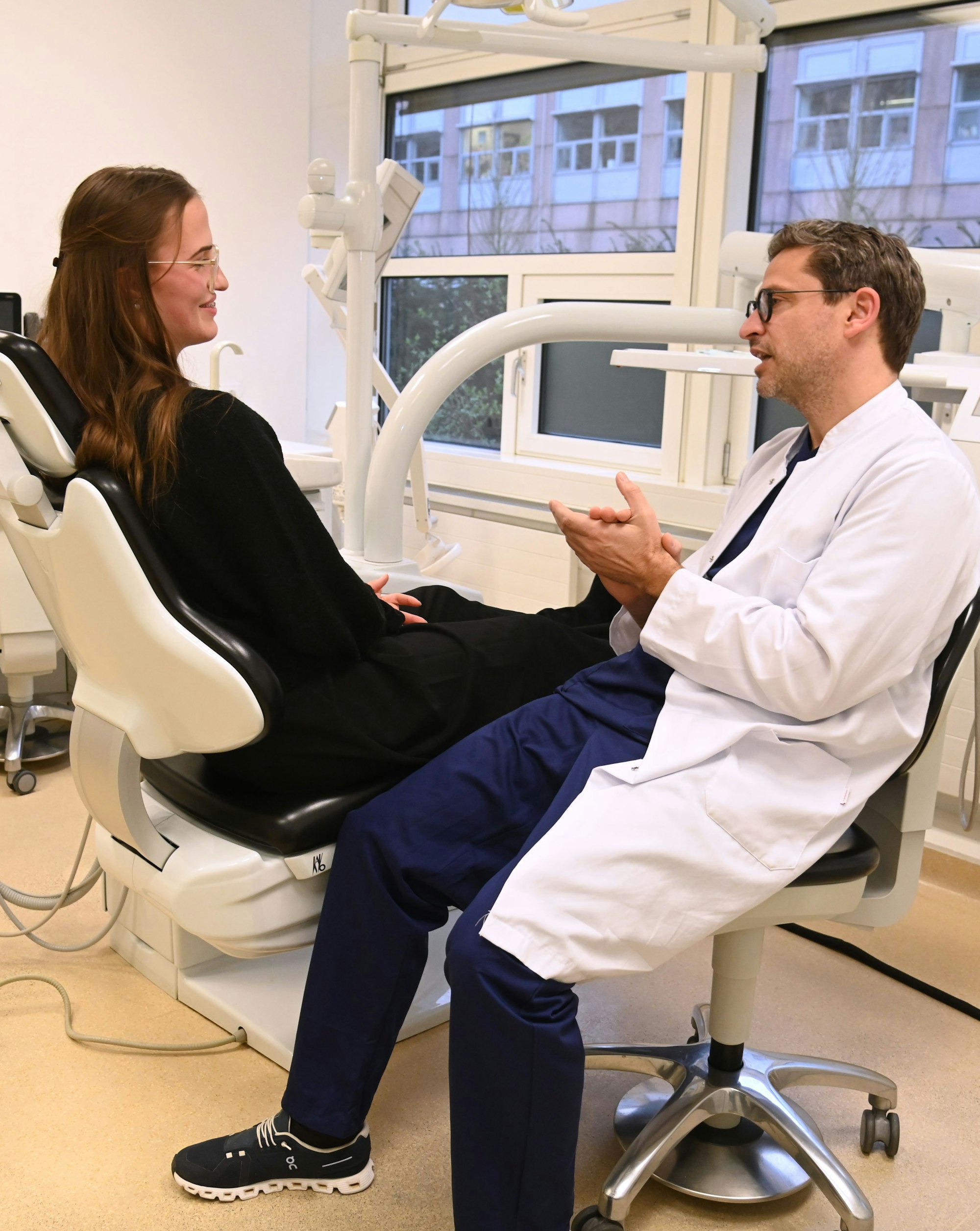 11.03.2026 Köln. Operation bei Fehlbiss. Warum die 18 Jahre alte Hannah wieder unbeschwert lachen kann. Gespräch mit Hannah und Prof. Dr. Dr. Linz.
Foto: Alexander Schwaiger