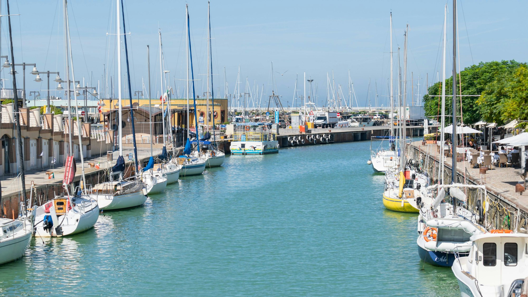 Schiffe liegen im Hafen von Rimini vor Anker. (Archivbild)