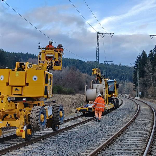 Arbeiten zur Elektrifizierung der Eifelstrecke im Bereich von Blankenheimerdorf.