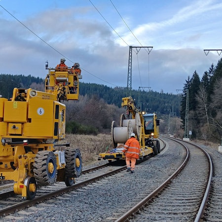 Arbeiten zur Elektrifizierung der Eifelstrecke im Bereich von Blankenheimerdorf.