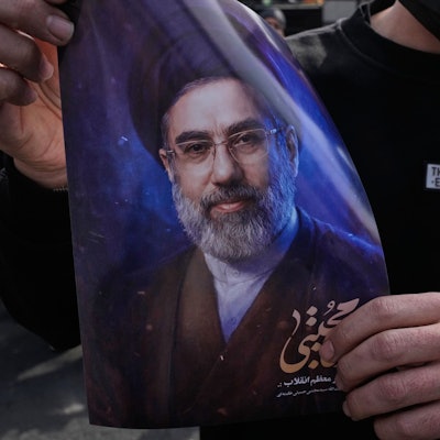 Ein Mann hält ein Plakat von Modschtaba Chamenei, dem Nachfolger seines verstorbenen Vaters Ajatollah Ali Chamenei, als Oberster Führer, während einer Kundgebung zu seiner Unterstützung.