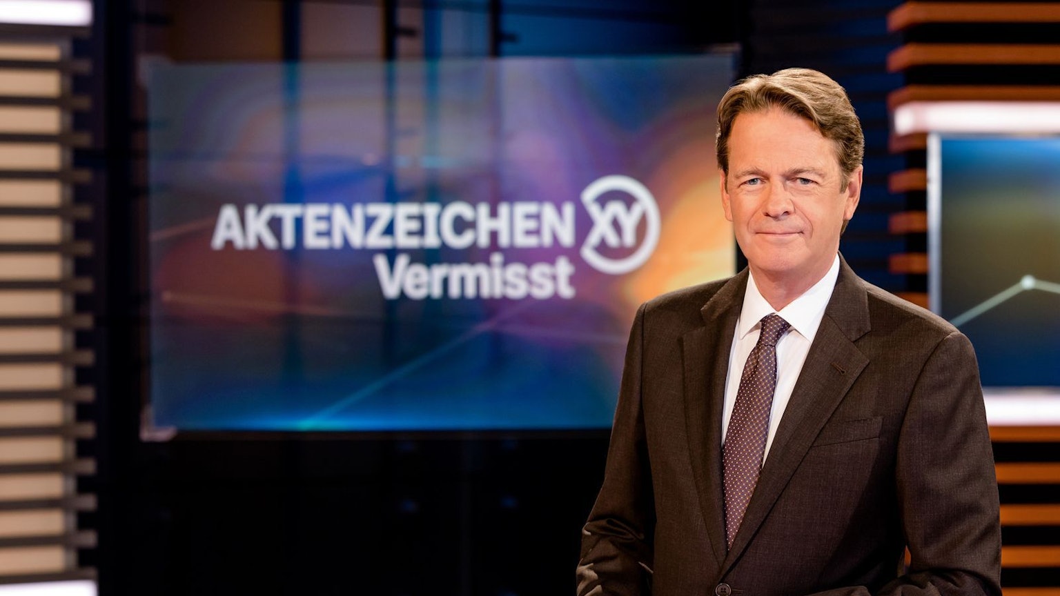 Auch als „Aktenzeichen XY“-Moderator ist Rudi Cerne nicht vor Betrug gefeit. (Bild: ZDF / Nadine Rupp)